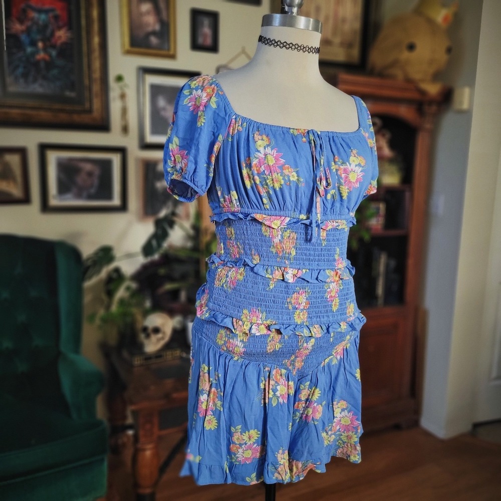 SO Floral Two Piece Set Blue Smocked‎ Peasant Top Ruffle Shorts Medium Co-ord